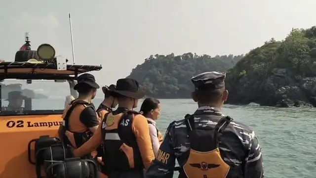 Pencarian penumpang yang diduga terjatuh dari KMP Batumandi.