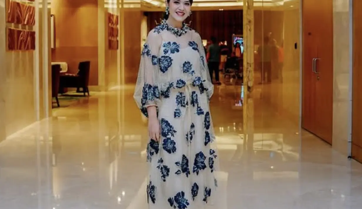 Sentuhan bold juga tampak pada detail motif baju yang dikenakan Kahiyang. Ia menambah aksen payet pada bagian leher.  [Foto: Instagram/ Kahiyang Ayu]