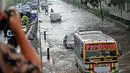 Sebuah Kopaja nekat menerobos banjir di Jl.Pemuda, Taman Ria Senayan, Jakarta, Jumat (30/5/2014) (Liputan6.com/Faizal Fanani)