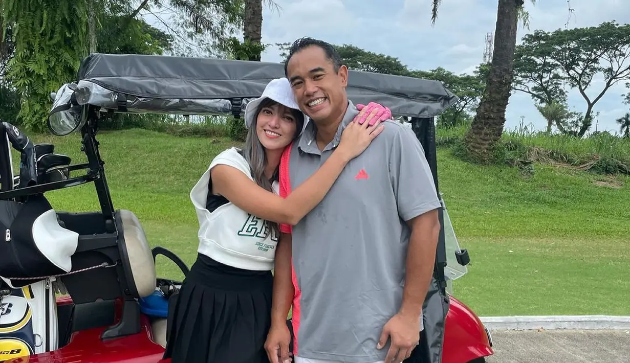 <p>Kala main golf bareng suami, Nia tampil chic memadukan black mini dress dipadu crop vest dan sneakers. Serta dipermanis dengan bucket hat. (Instagram/ramadhaniabakrie).</p>