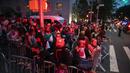 Fans menunggu selebritas tiba di luar Metropolitan Museum of Art selama MET Gala di New York (13/9/2021). Met Gala tahun ini memiliki jejak anak muda yang khas, dibawakan oleh penyanyi Billie Eilish, aktor Timothee Chalamet, penyair Amanda Gorman dan bintang tenis Naomi Osaka. (AFP/Eduardo Munoz)