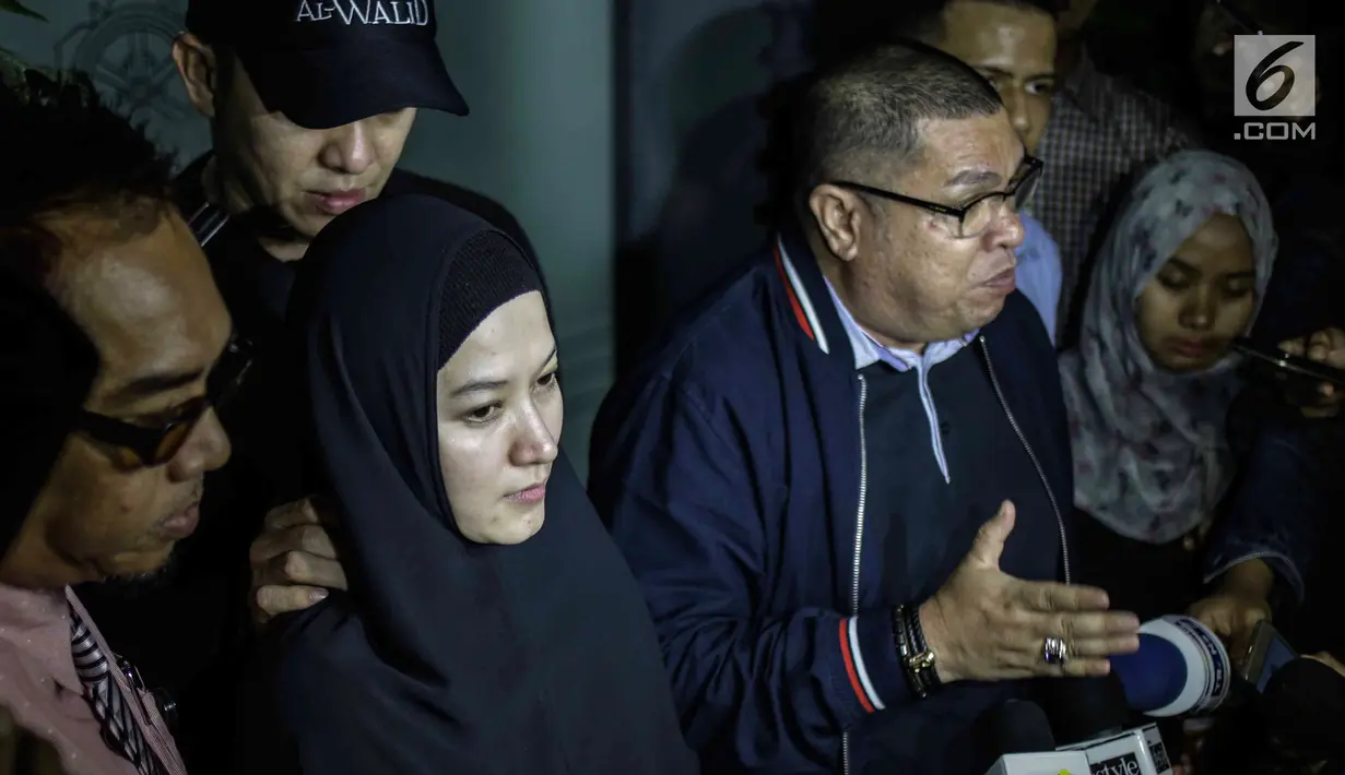 Artis Lyra Virna didampingi kuasa hukumnya Razman Nasution memberi keterangan usai menjalani pemeriksaan di Polda Metro Jaya, Kamis (22/3). Lyra mendapat 35 pertanyaan dari penyidik. (Liputan6.com/Faizal Fanani)