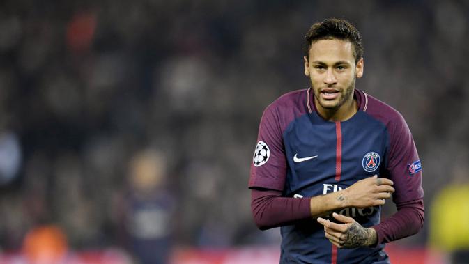 5. Neymar (PSG) - Keahliannya dalam mengolah si kulit bundar membuatnya diincar klub papan atas dunia. Meski berstatus pemain termahal, pria 26 tahun itu akan menjadi pilihan Real Madrid untuk menggantikan Ronaldo. (AFP/Christophe Simon)