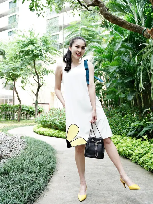 Namun saat ditemui di kawasan Senayan, Jakarta, Selasa (4/2/2020), Sandra Dewi menceritakan tentang perbedaan pendapat antara dirinya dengan sang suami. Terutama mengenai anaknya yang masih kecil namun sudah diajak bekerja. (Instagram/sandradewi88)