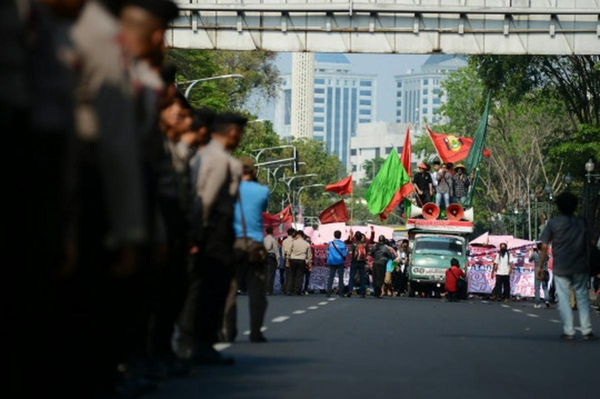 Puluhan demonstran dari Aliansi Tarik Mandat geruduk Istana Negara