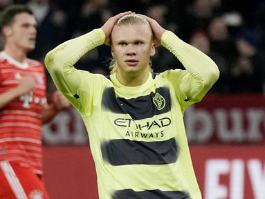 Ekspresi pemain Manchester City, Erling Haaland, setelah gagal mencetak gol penalti ke gawang Bayern Munchen pada babak perempat final leg kedua Liga Champions di Allianz Arena, Kamis (20/4/2023). (AFP Chistof Stache)