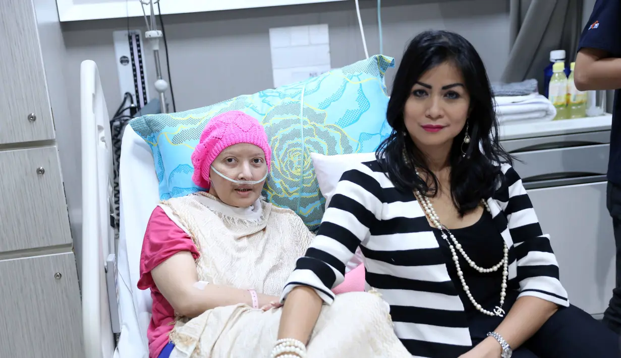 Segmen Infotainment Awards Peduli Yana Zein, para artis yang hadir memberikan dukungan untuk kesembuhan Yana. Selama acara berlangsung, dana terkumpul sebesar Rp.51.750.000 dari para rekan selebritis yang hadir. (Nurwahyunan/Bintang.com)