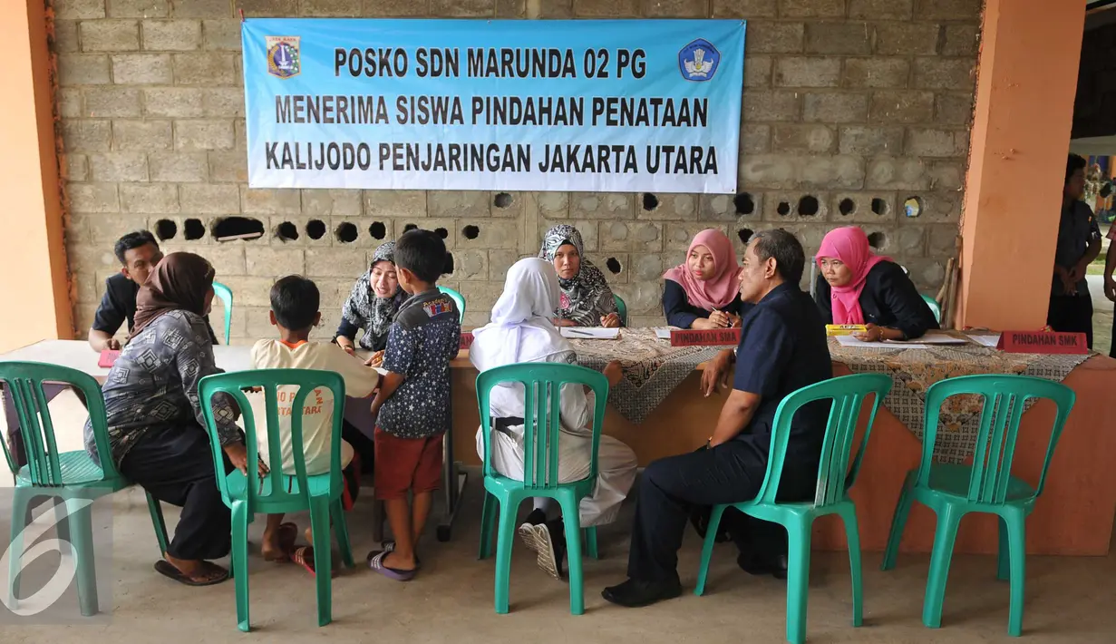 Orang tua saat mendaftarkan anaknya posko SDN Marunda 02 PG di Rusun Marunda Cluster A Blok A11, Jakarta, Senin (22/2). Warga kalijodo kecamatan Penjaringan mendapatkan jatah Rusun Marunda dengan Fasilitas 3 bulan gratis. (Liputan6.com/Gempur M Surya)
