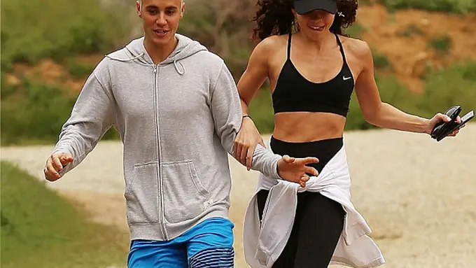 Memasuki usia ke 23 tahun, Justin menikmatinya dengan berjalan kaki bersama model cantik itu di kawasan Rocky Canyon. Mereka sangat menikmati waktunya dan rona bahagia terpancar dari wajah keduanya. (Foto: Dailymail)