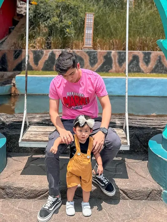 Tak hanya itu, Ria Ricis bahkan tak hadir di wisuda Teuku Ryan