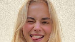 AnneKee Molenaar menggerai rambut blondenya dengan ekspresi gemas. Model cantik ini ternyata merupakan kekasih dari bek timnas Belanda Matthijs de Ligt. (Instagram/@annekeemolenaar)