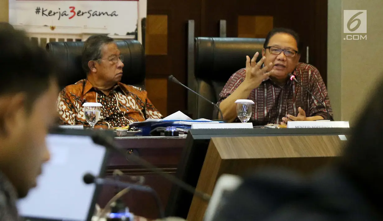 Menteri Koperasi dan Usaha Kecil Menengah (UKM) Anak Agung Gede Ngurah Puspayoga (kanan) menyampaikan keterangan pencapaian tiga tahun pemerintahan Presiden Jokowi-JK di Gedung Bina Graha, Jakarta, Selasa (17/10). (Liputan6.com/Angga Yuniar)