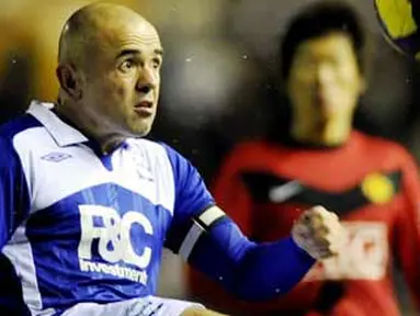 Gaya kapten dan bek kanan Birmingham City Stephen Carr beraksi dengan bola di laga lanjutan EPL melawan Manchester United di St Andrews Stadium, 9 Januari 2010. AFP PHOTO / ADRIAN DENNIS