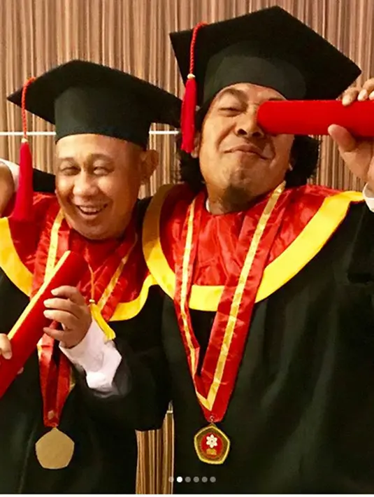 Komedian yang memiliki jargo uhuy itu juga meraih nilai A. Bukan hal yang mudah bagi Komeng untuk menyelesaikan pendidikannya. Usia yang sudah kepala empat, ia memutuskan fokus dan menghilang dari dunia hiburan. (Instagram/indradewi2242)