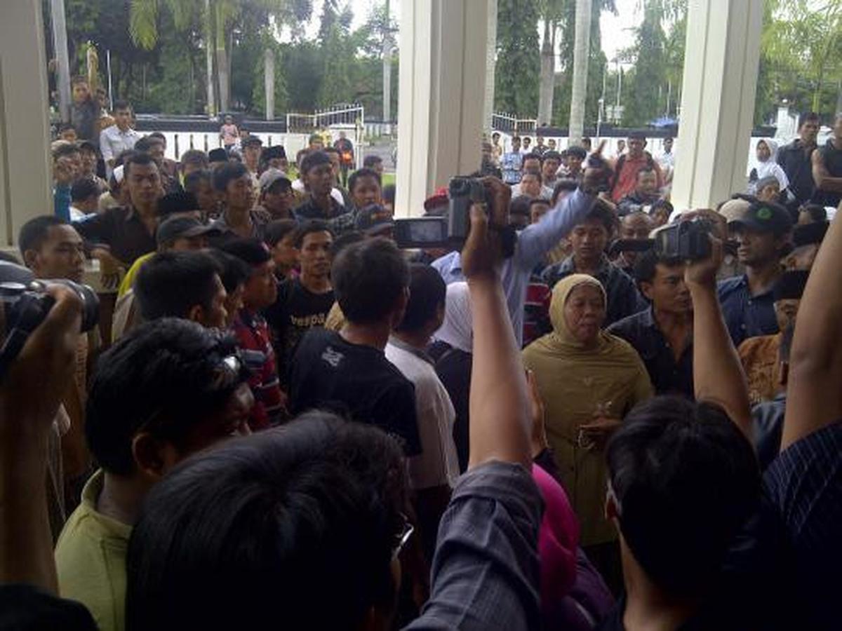 Ratusan warga ricuh saat sidang kasus pemotongan 2 bambu