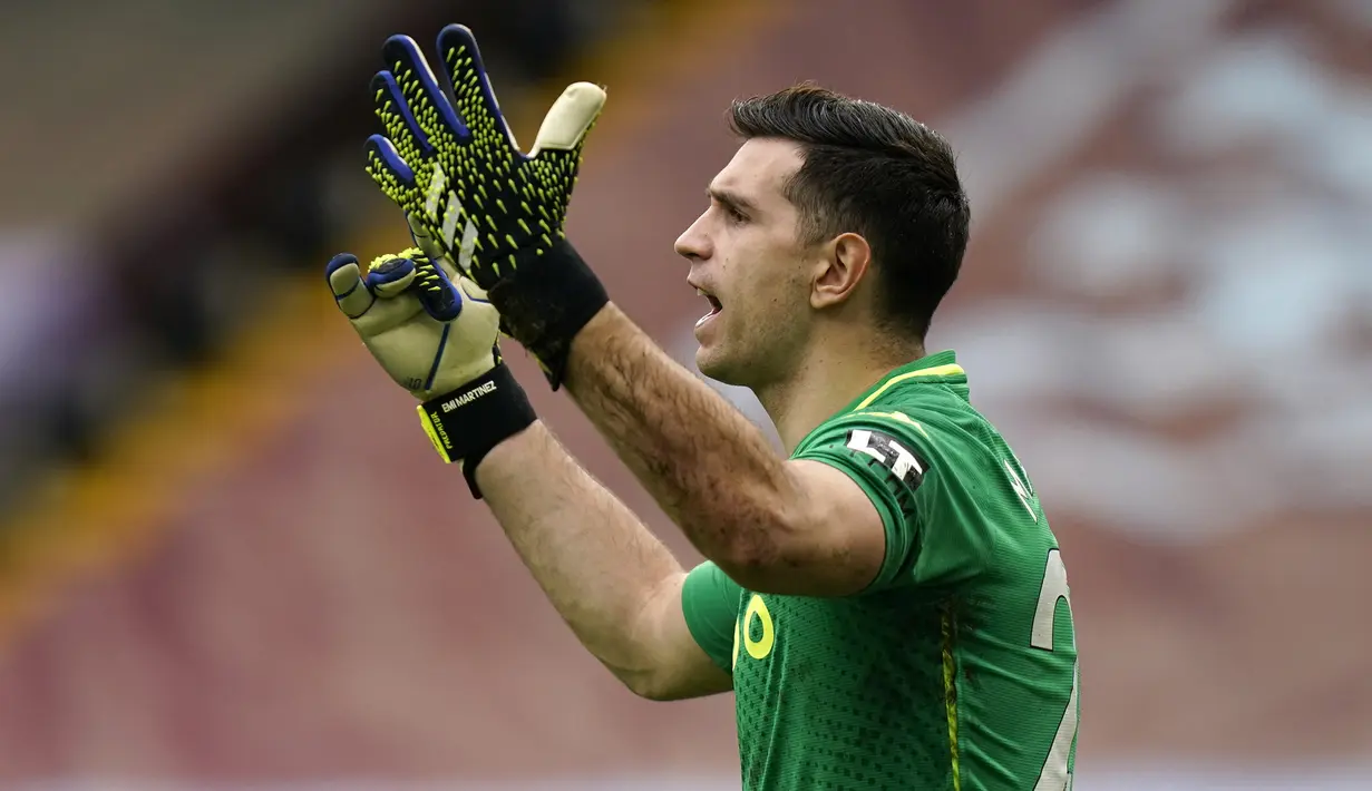Emiliano Martinez. Kiper asal Argentina berusia 28 tahun yang memperkuat Aston Villa ini sukses membuat 133 saves dalam 36 penampilannya musim ini. Kiper buangan Arsenal ini seakan ingin membuktikan ketangguhannya kepada mantan klubnya yang telah keliru menyia-nyiakannya. (AFP/Tim Keeton/Pool)