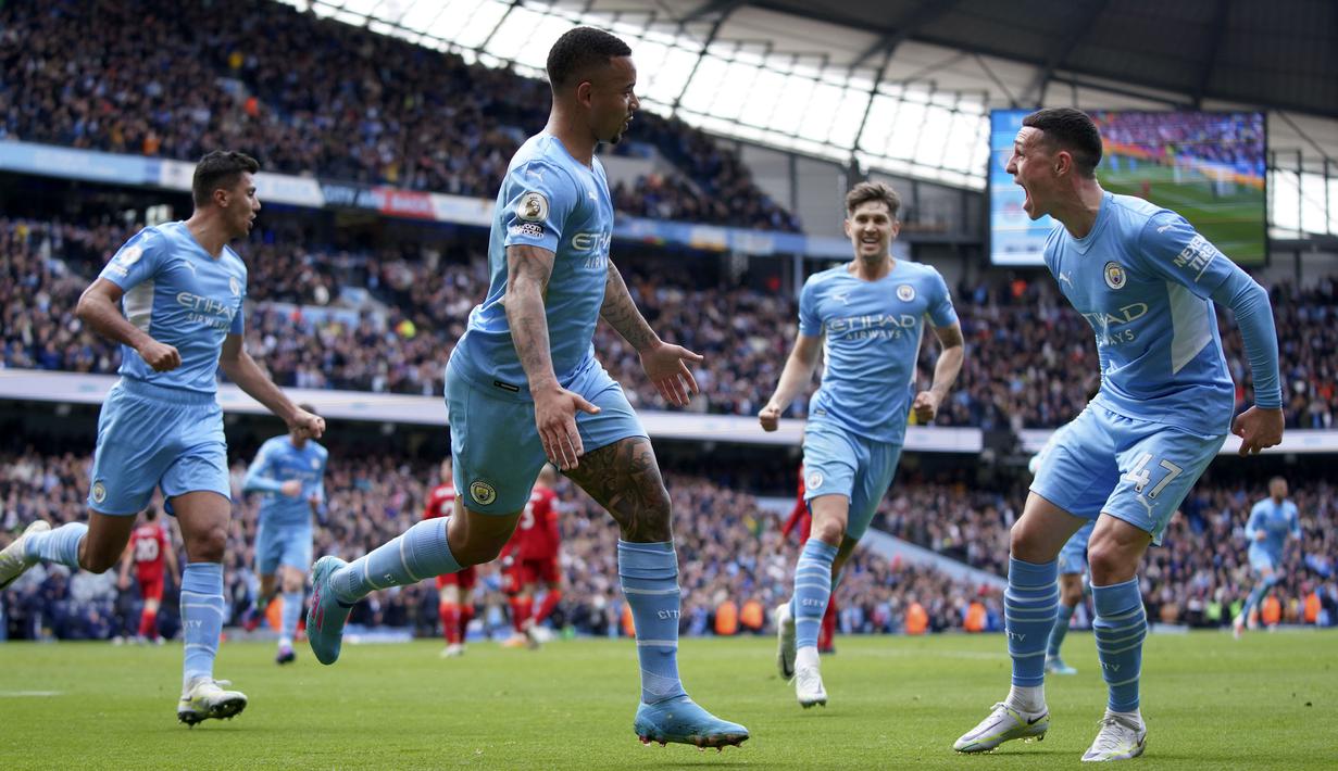 Pemain Manchester City, Gabriel Jesus (tengah) merayakan gol kedua dengan rekan satu timnya saat pertandingan Liga Inggris antara Manchester City dan Liverpool, di Emirates Stadium, Minggu, 10 April 2022. (AP/Jon Super)