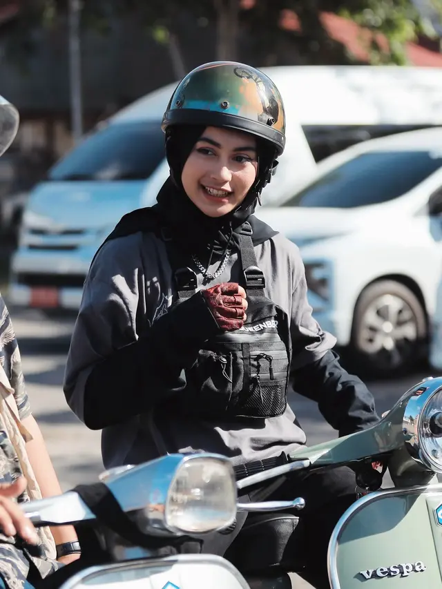 7 Potret Sintya Marisca Pakai Hijab saat Touring Vespa di Aceh, Tuai Sorotan