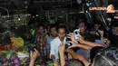Kedatangan Capres dari PDIP itu mengundang perhatian masyarakat dan berebut untuk bersalaman dan memotret pria yang masih menjabat Gubernur DKI Jakarta itu (Liputan6.com/Herman Zakharia)