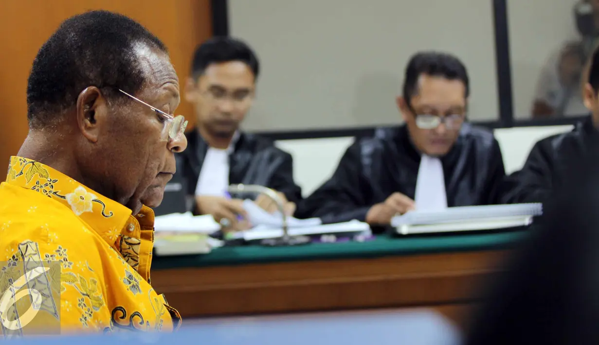 Barnabas Suebu saat menjalani sidang di Pengadilan Tipikor, Jakarta, Senin (6/7/2015). Barnabas didakwa melakukan tindak pidana korupsi perencanaan PLTA yang diduga telah merugikan keuangan negara sebesar Rp 43,362 miliar. (Liputan6.com/Helmi Afandi)