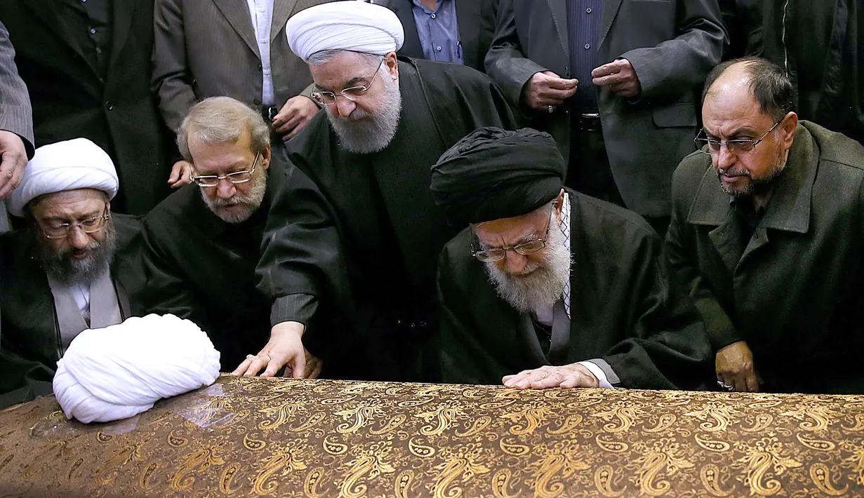 Suasana duka saat Ayatollah Ali Khamenei mengahadiri upacara pemakaman Hashemi Rafsanjani di kampus Tehran University di Teheran, Iran (10/1). (HO/KHAMENEI.IR/AFP)