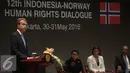Menlu Broge Brende memberikan paparan saat Dialog HAM antara RI dan Norwegia di Jakarta, (30/5). Dalam pertemuan tersebut mendorong kedua belah pihak untuk meningkatkan kerja sama dalam HAM dan REDD+ serta perubahan iklim. (Liputan6.com/Faizal Fanani)