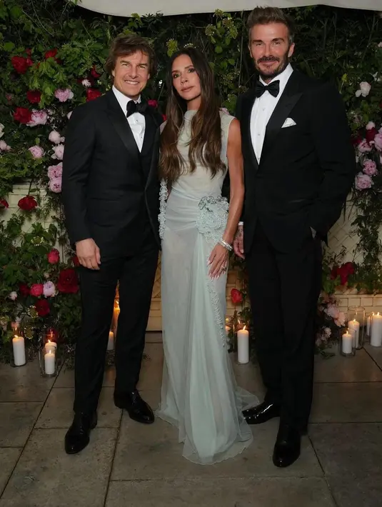 Tom Cruise juga tampak kenakan tuksedo hitam. Gayanya begitu maskulin. [Foto: Instagram/ Victoria Beckham]