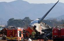 FOTO: Tim SAR Evakuasi Penumpang Jeju Air yang Jatuh Terbakar