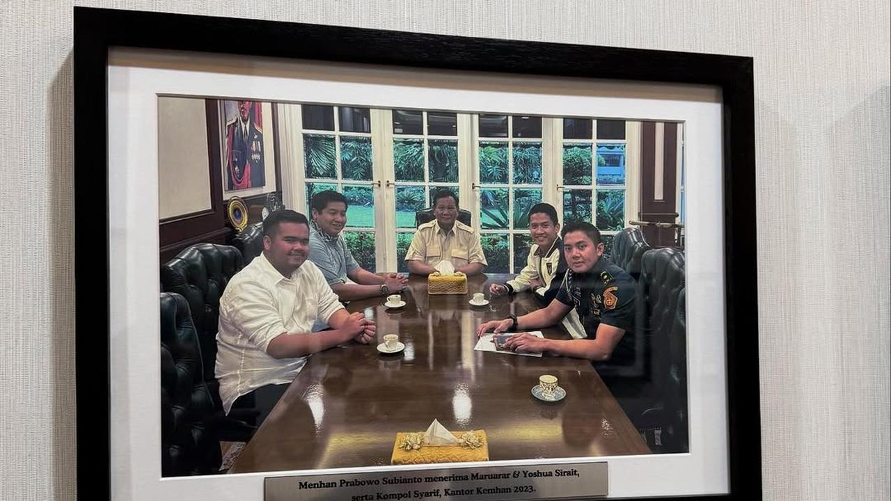 Ajudan Jokowi Nyemil Santai sama Letkol Teddy Indra di Ruang Seskab, Diantar Keliling Kantor Agar Tak Nyasar