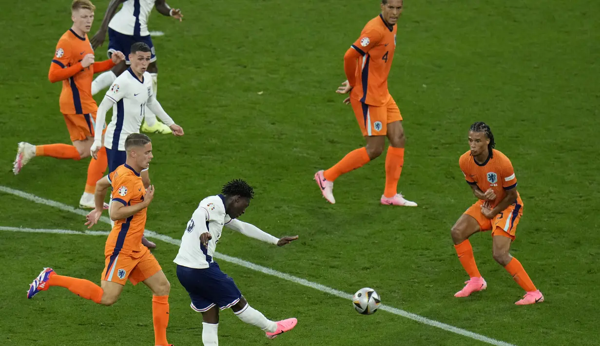 Berdasarkan Opta, Mainoo, yang baru berusia 19 tahun, menjadi pemain termuda yang tampil di semifinal turnamen besar (Euro atau Piala Dunia) untuk Timnas Inggris. (AP Photo/Hassan Ammar)