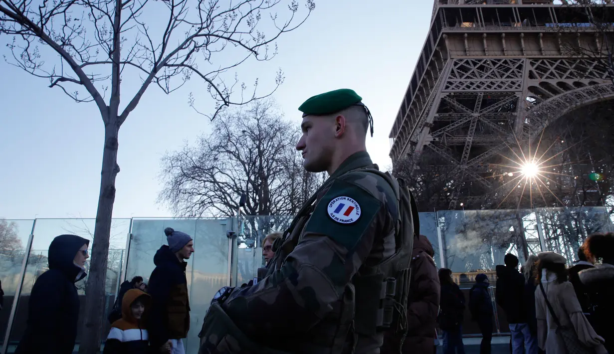 Prajurit anggota Operation Sentinelle melakukan penjagaan di dekat Menara Eiffel di Paris,  Senin (30/12/2019). Pemerintah Prancis akan mengerahkan 100.000 petugas polisi untuk mengamankan ruang publik pada perayaan malam Tahun Baru di tengah aksi mogok yang sedang berlangsung. (AP/Christophe Ena)