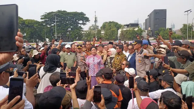Ketua Komisi IV DPR RI Titiek Soeharto menemui massa aksi dan menyampaikan keprihatinannya atas kondisi yang dialami peternak. (Istimewa)