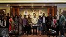 Ketua DPD RI, Irman Gusman foto bersama Jajaran Group Surya Citra Media (SCTV, Indosiar dan Liputan6.com) Gedung DPR, Jakarta, Selasa (8/3/2016). Kunjungan tersebut dalam rangka silaturahmi. (Liputan6.com/Johan Tallo)