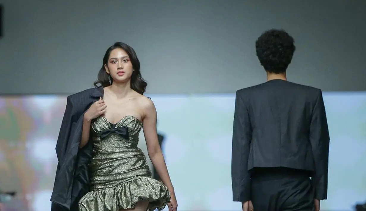 Penyanyi Nyimas Ratu Rafa tampil glamor saat membawakan koleksi Hartono Gan. ia memadukan sweetheart neckline dress-nya dengan oversize blazer. [Foto: JF3].