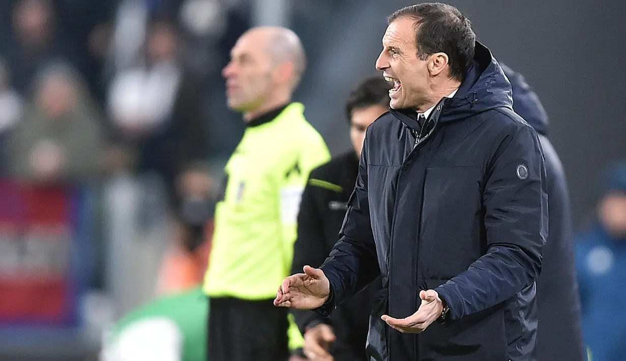 Pelatih Juventus, Massimiliano Allegri memberikan arahan kepada timnya saat melawan Torino pada laga perempatfinal Coppa Italia di Allianz Stadium, Turin, Italia, (3/1/2018). Juventus menang 2-0. (Alessandro Di Marco/ANSA via AP)