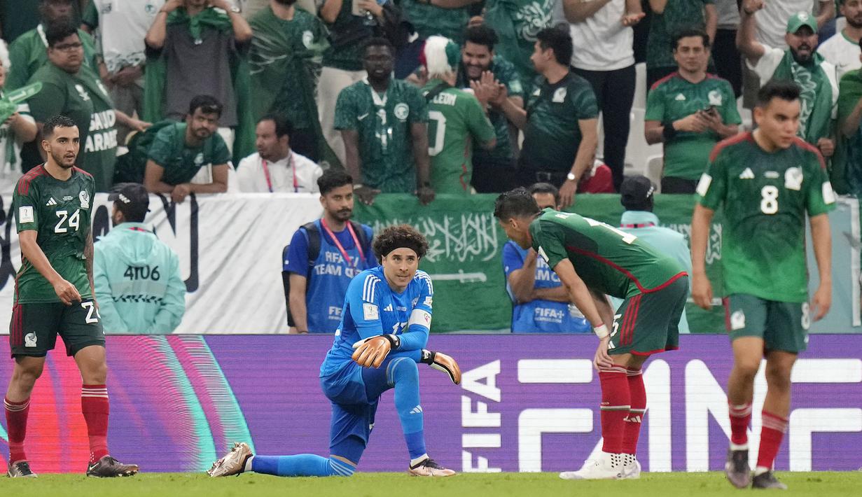El Tri sebenarnya memetik kemenangan 2-1 atas Arab Saudi pada matchday ketiga Piala Dunia 2022 di Stadion Lusail, Kamis (1/12/2022). Namun, kemenangan itu sia-sia karena Meksiko tetap gagal lolos ke babak 16 besar. (AP/Moises Castillo)