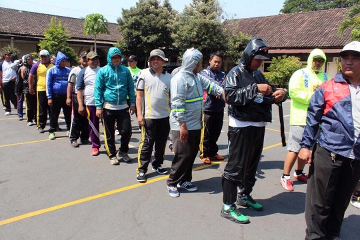 Ini diet ala polisi Kediri, lari 10 km di siang bolong