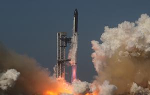 Roket raksasa Starship milik SpaceX melakukan uji penerbangan dari Starbase, Texas, Jumat, 22 Mei 2026. (AP Photo/Eric Gay)