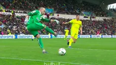 Momen lucu di Liga Prancis saat Nancy Syarhey Cherrnik lakukan Tendangan Angin berbahaya. (BallBall Video)