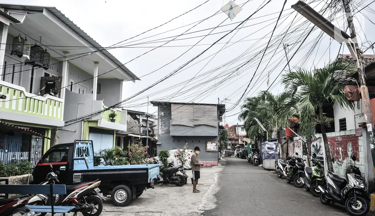 Suasana sepi aktivitas di wilayah Zona Merah RW 03 Kelurahan Kebon Manggis, Jakarta, Selasa (14/7/2020). Terus meningkatnya kasus positif Covid-19 menyebabkan jumlah RW di DKI yang masuk Wilayah Pengendalian Khusus (WPK) atau Zona Merah bertambah menjadi 30 lokasi. (merdeka.com/Iqbal Nugroho)