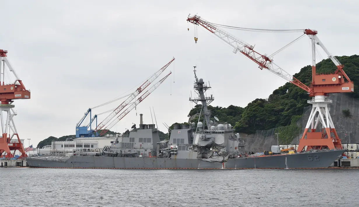 Kondisi kapal perusak USS Fitzgerald usai bertabrakan dengan kapal dagang di di pelabuhan Yokosuka, Jepang (17/6). Akibat tabrakan itu, tujuh personel AL Amerika Serikat sempat hilang dan akhirnya ditemukan tewas. (AFP Photo/Kazuhiro Nogi)