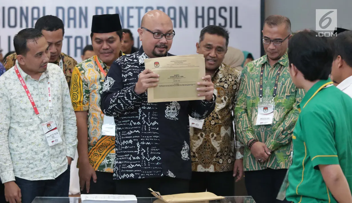 Komisioner KPU RI, Ilham Saputra menunjukkan amplop Formulir DC1-DPR hasil rekap penghitungan suara Provinsi Bali saat rapat Rekapitulasi Hasil Penghitungan Perolehan Suara Tingkat Nasional dan Penetapan Hasil Pemilu Tahun 2019, Jakarta, Jumat (10/5/2019). (Liputan6.com/Helmi Fithriansyah)