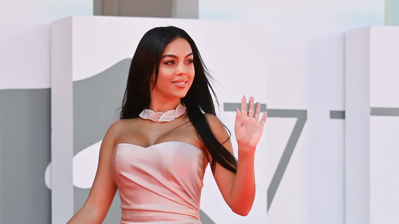 Pesona Pacar Ronaldo di Karpet Merah Venice Film Festival 2020
