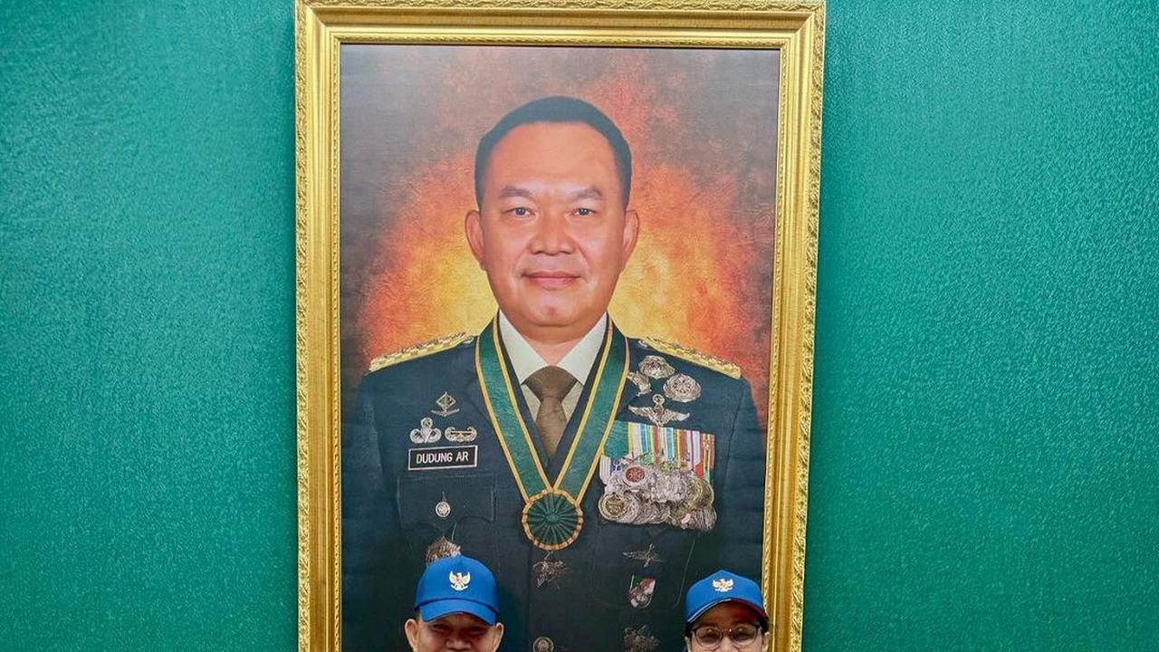 Gaya Kece Veronica Tan Foto Bareng Sri Mulyani di Akmil