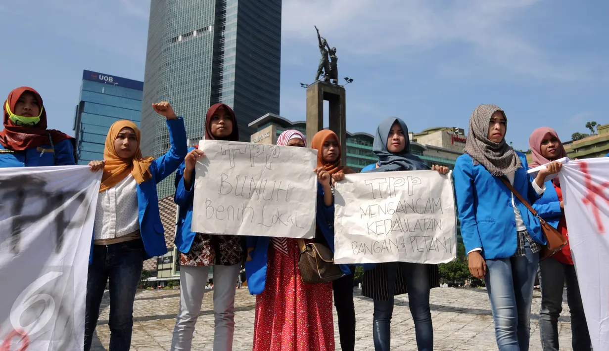 Sejumlah mahasiswi yang tergabung dalam Kopri PB PMII melakukan aksi di Bundaran HI, Jakarta, Minggu (13/3/2016). Meski sudah ada larangan kegiatan politik saat Car Free Day, namun mereka tetap melakukan aksi. (Liputan6.com/Helmi Fithriansyah)