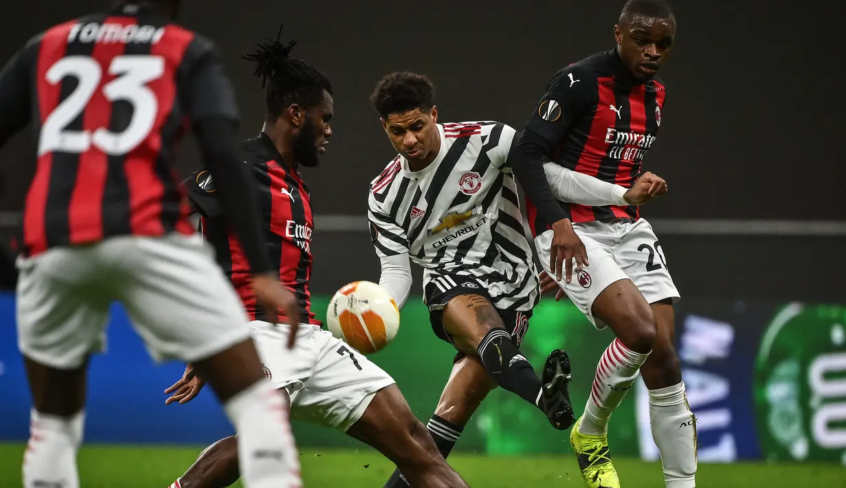 Striker Manchester United, Marcus Rashford (tengah) dijepit dua pemain AC Milan, Franck Kessie dan Pierre Kalulu dalam laga leg kedua babak 16 besar Liga Europa 2020/2021 di San Siro Stadium, Millan, Kamis (18/3/2021). Manchester United menang 1-0 atas AC Milan. (AFP/Marco Bertorello)