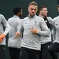 Gelandang Liverpool, Jordan Henderson, tampak serius saat latihan jelang laga Liga Champions di Melwood, Liverpool, Senin (23/4/2018). Liverpool akan berhadapan dengan AS Roma. (AFP/Paul Ellis)