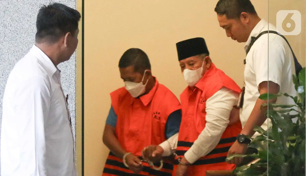 Usai menjalani pemeriksaan, Abdul Gani keluar dari sebuah ruangan di Kantor KPK. (Liputan6.com/Herman Zakharia)
