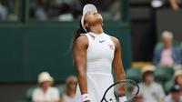 Reaksi unggulan dua tunggal putri Wimbledon 2019 Naomi Osaka setelah dikalahkan Yulia Putintseva, Senin (1/7/2019). (AFP/Adrian Dennis)