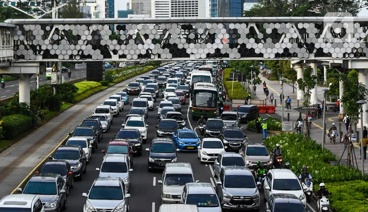 Sejumlah mobil melintas di jalan Sudirman, Jakarta, Senin  (10/2/2020). Pada tahun 2019, industri otomotif nasional mengalami penurunan penjualan, terutama kendaraan komersial yang turun 18, 26 persen atau sekitar 94.000 unit. (Liputan6.com/Angga Yuniar)
